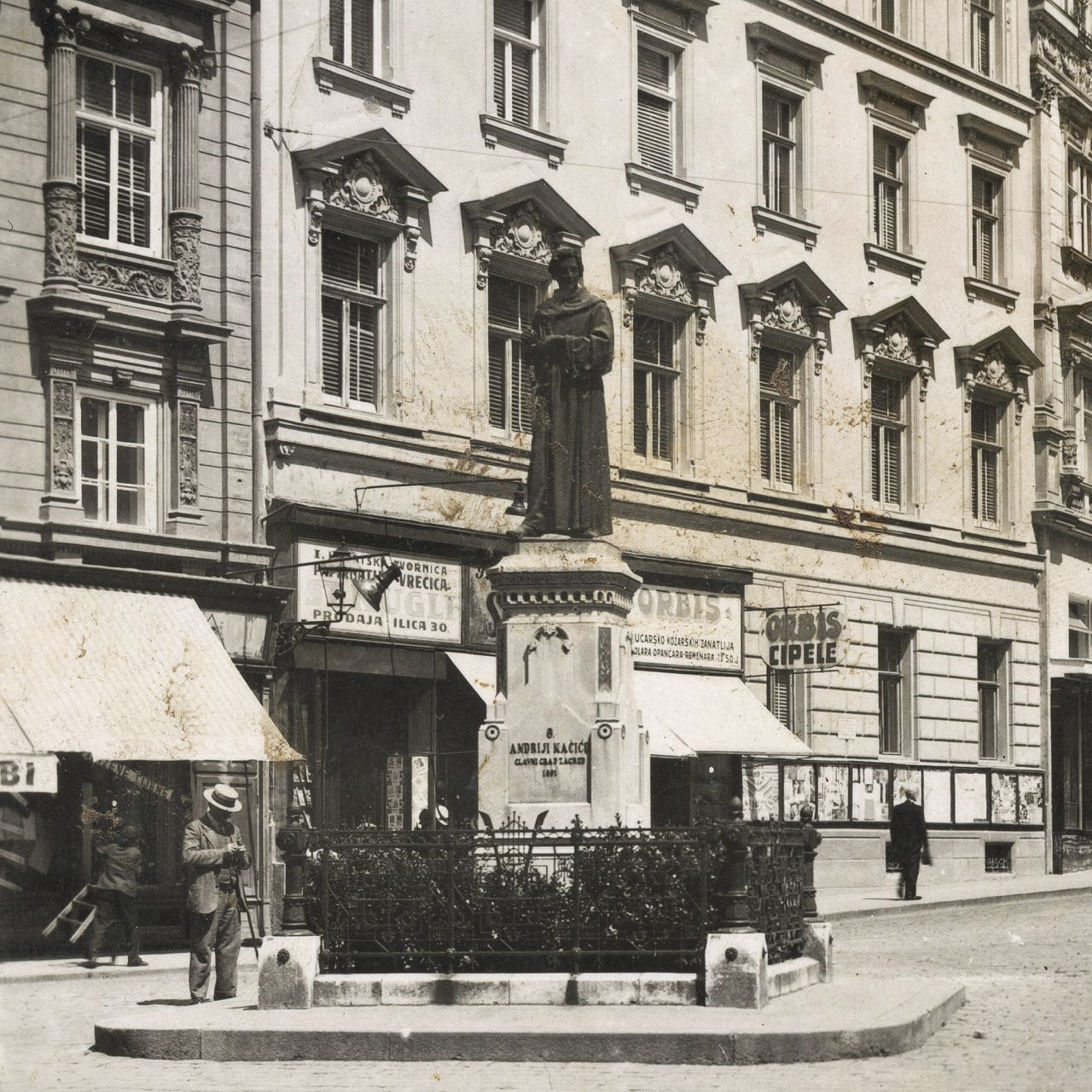 Mesnička ulica, spomenika Andriji Kačiću Miošiću, oko 1930. godine